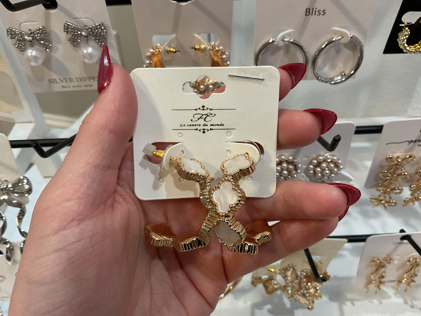 Clover Hoops w/ middle Pearl