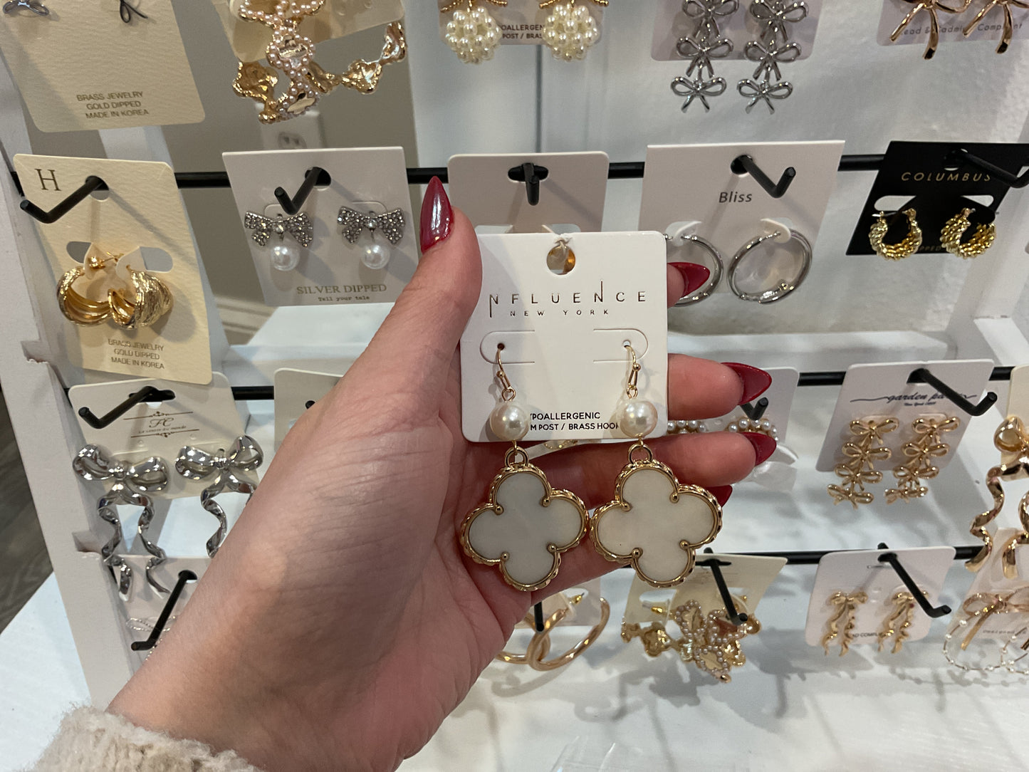 Pearl w/ clover Dangle