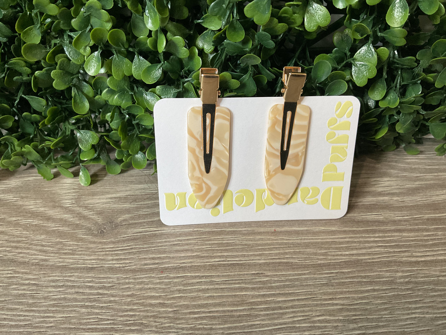 Dandelion puffs make up clips