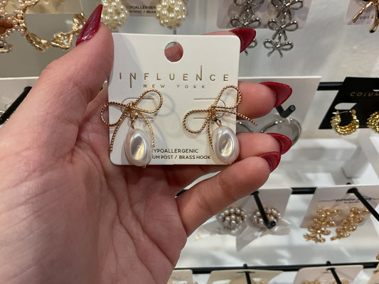 Little Bow w/ teardrop pearl