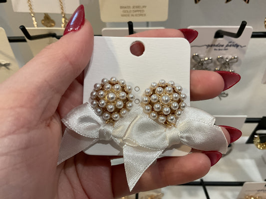 Pearl stud w/ white bow