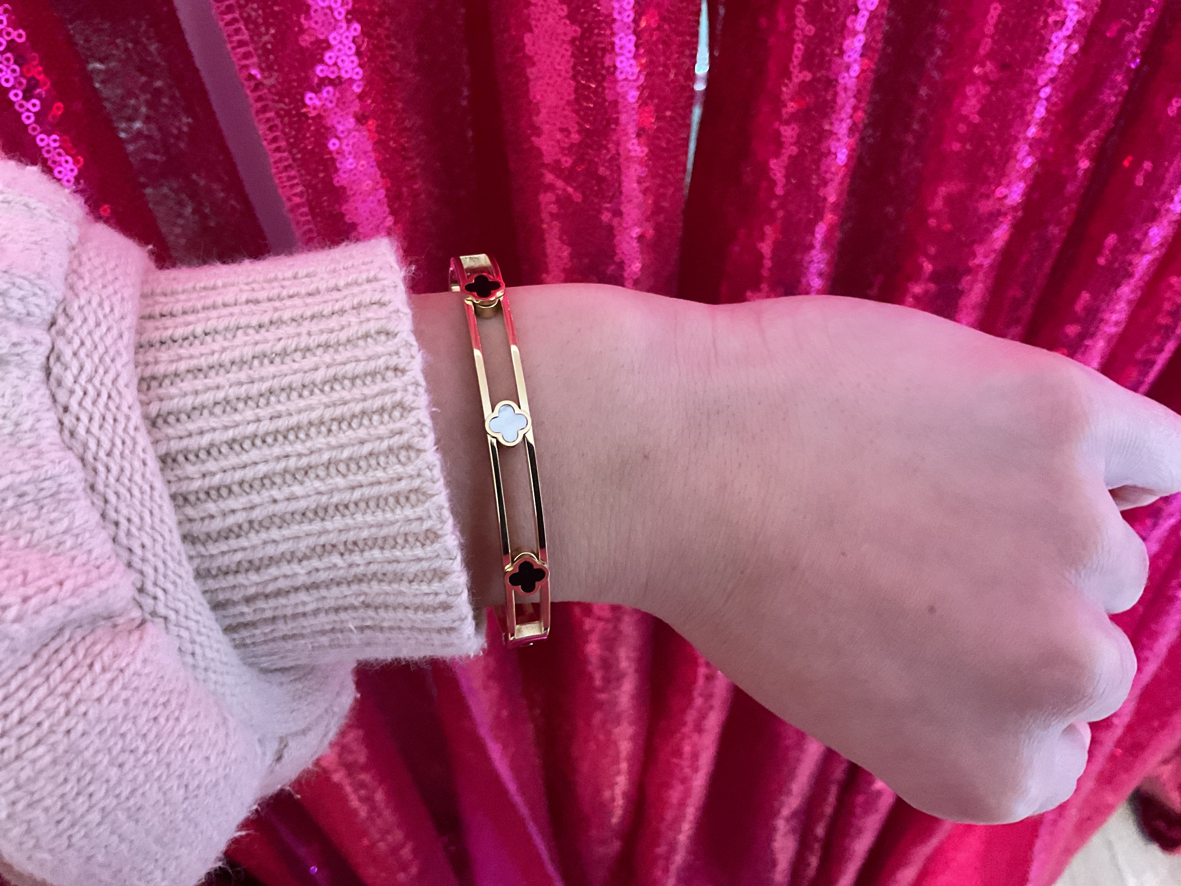 Black & White Clover