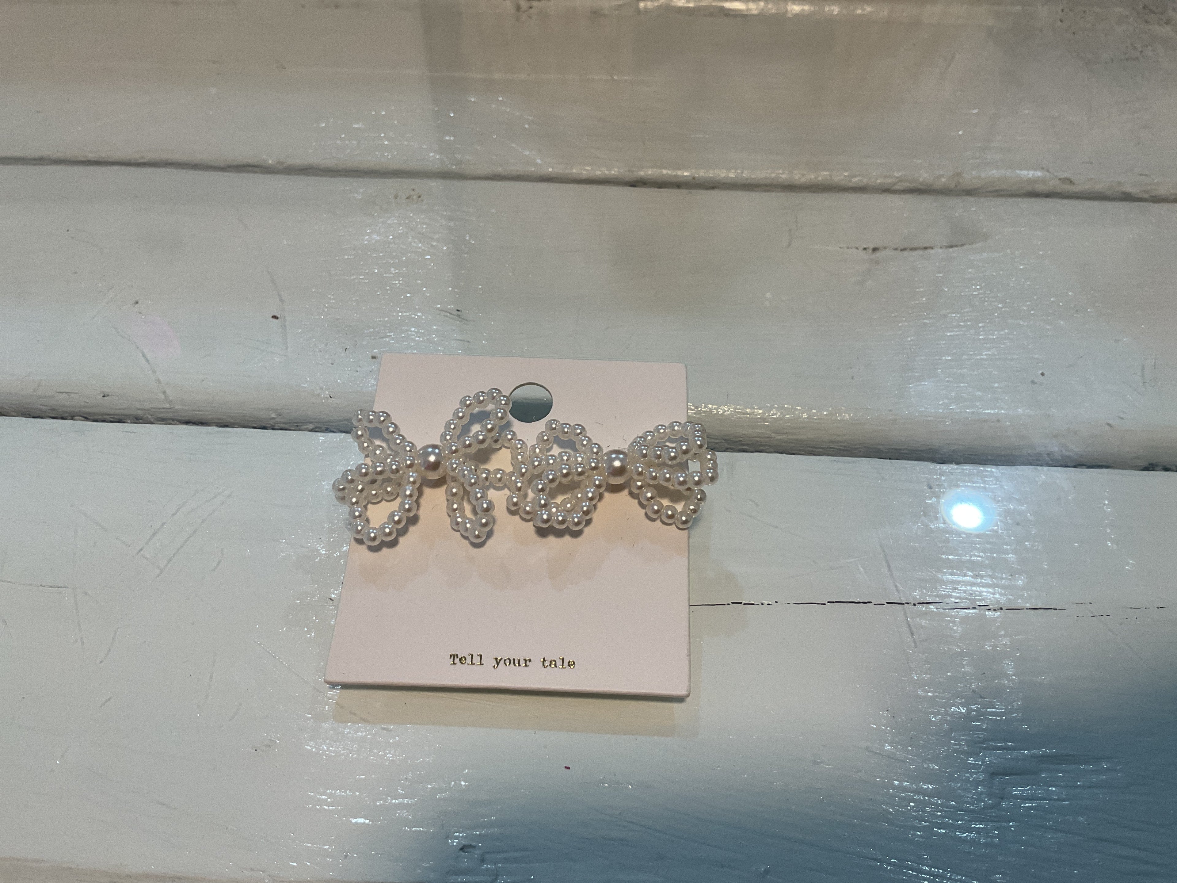 Bow pearl studs