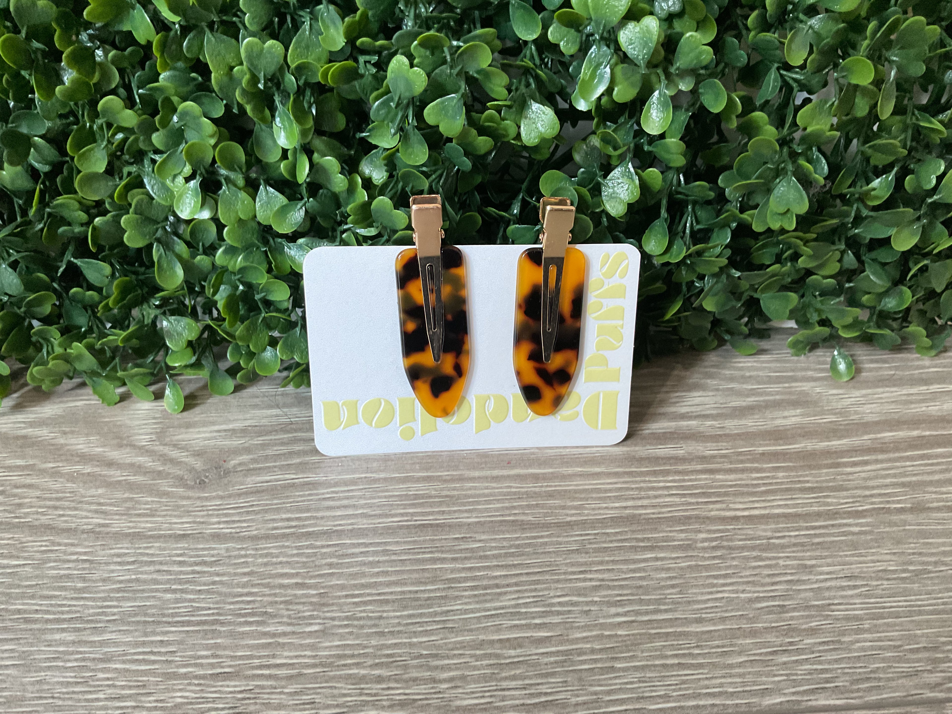 Dandelion puffs make up clips