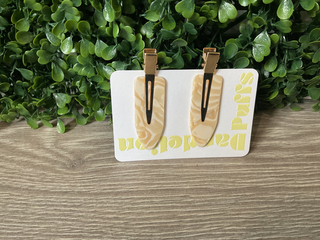 Dandelion puffs make up clips