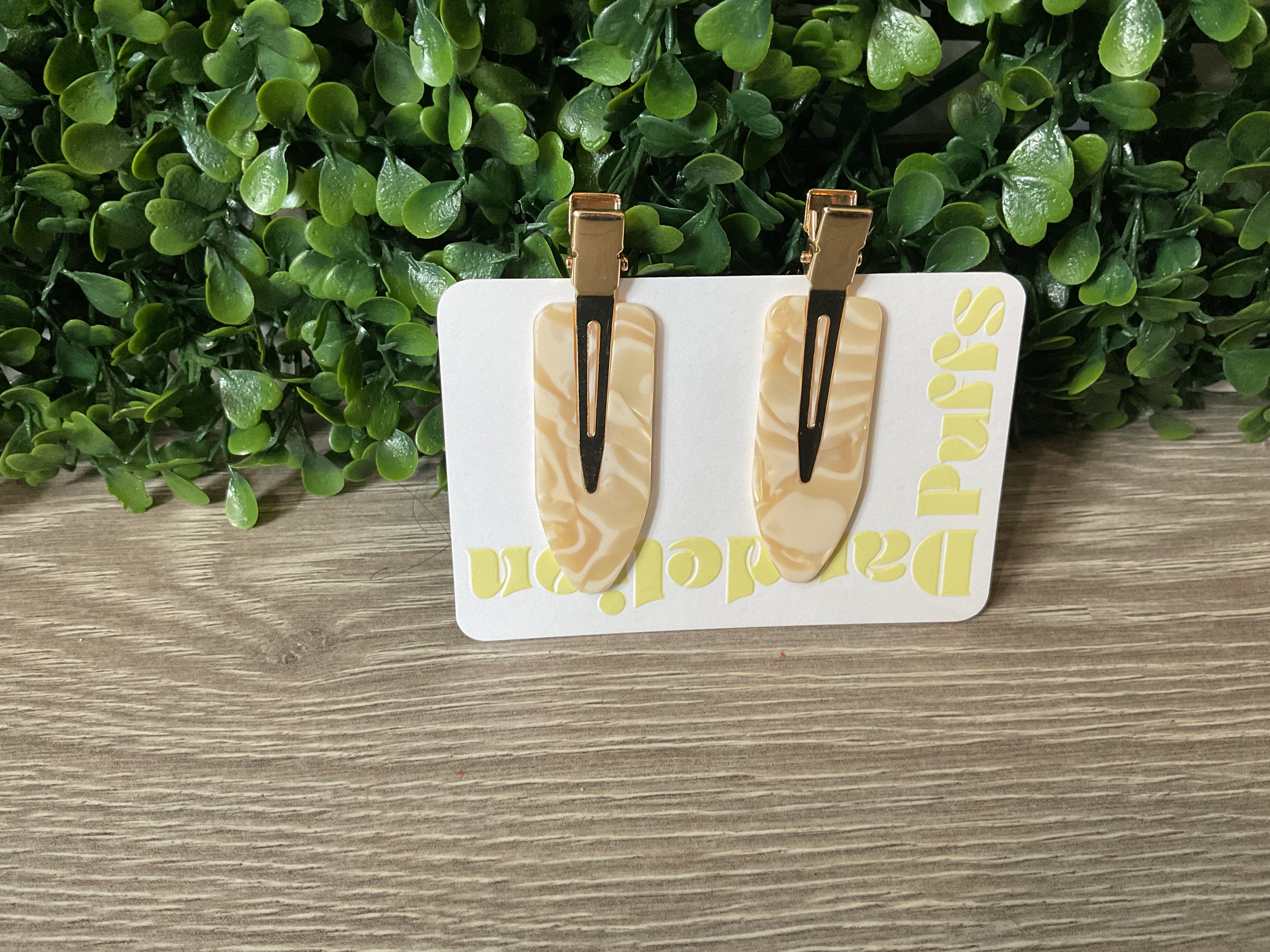Dandelion puffs make up clips